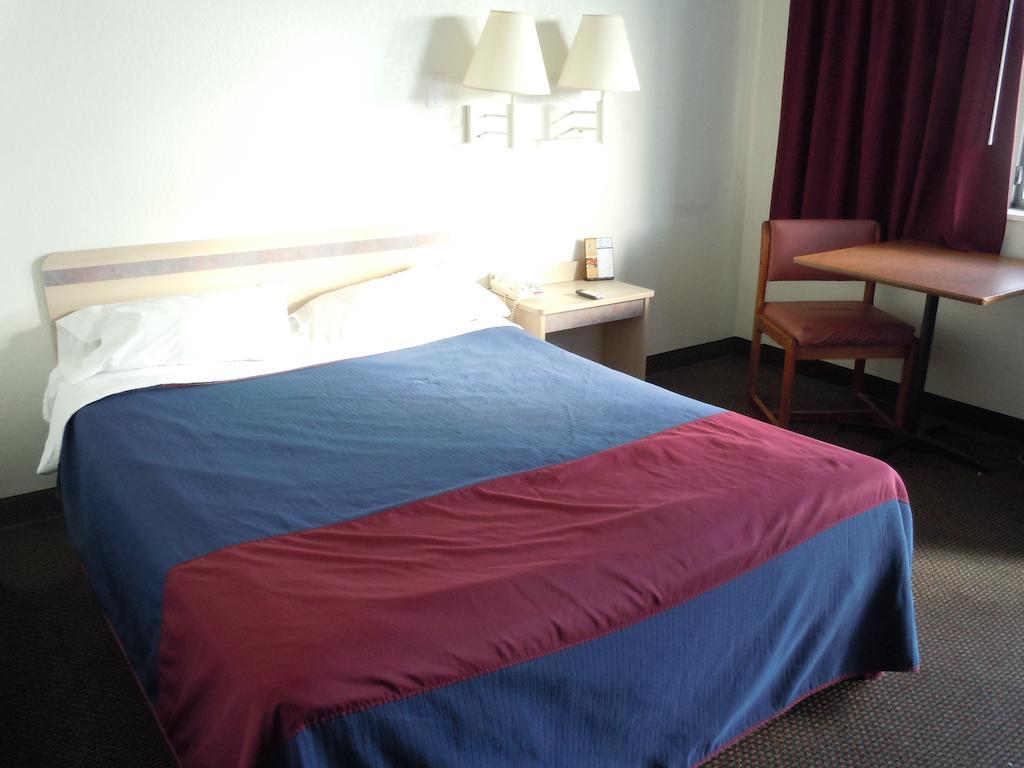 Travelodge By Wyndham Grand Rapids North Walker Zewnętrze zdjęcie