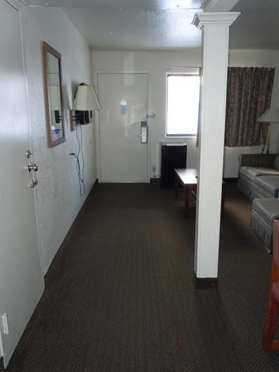 Travelodge By Wyndham Grand Rapids North Walker Zewnętrze zdjęcie